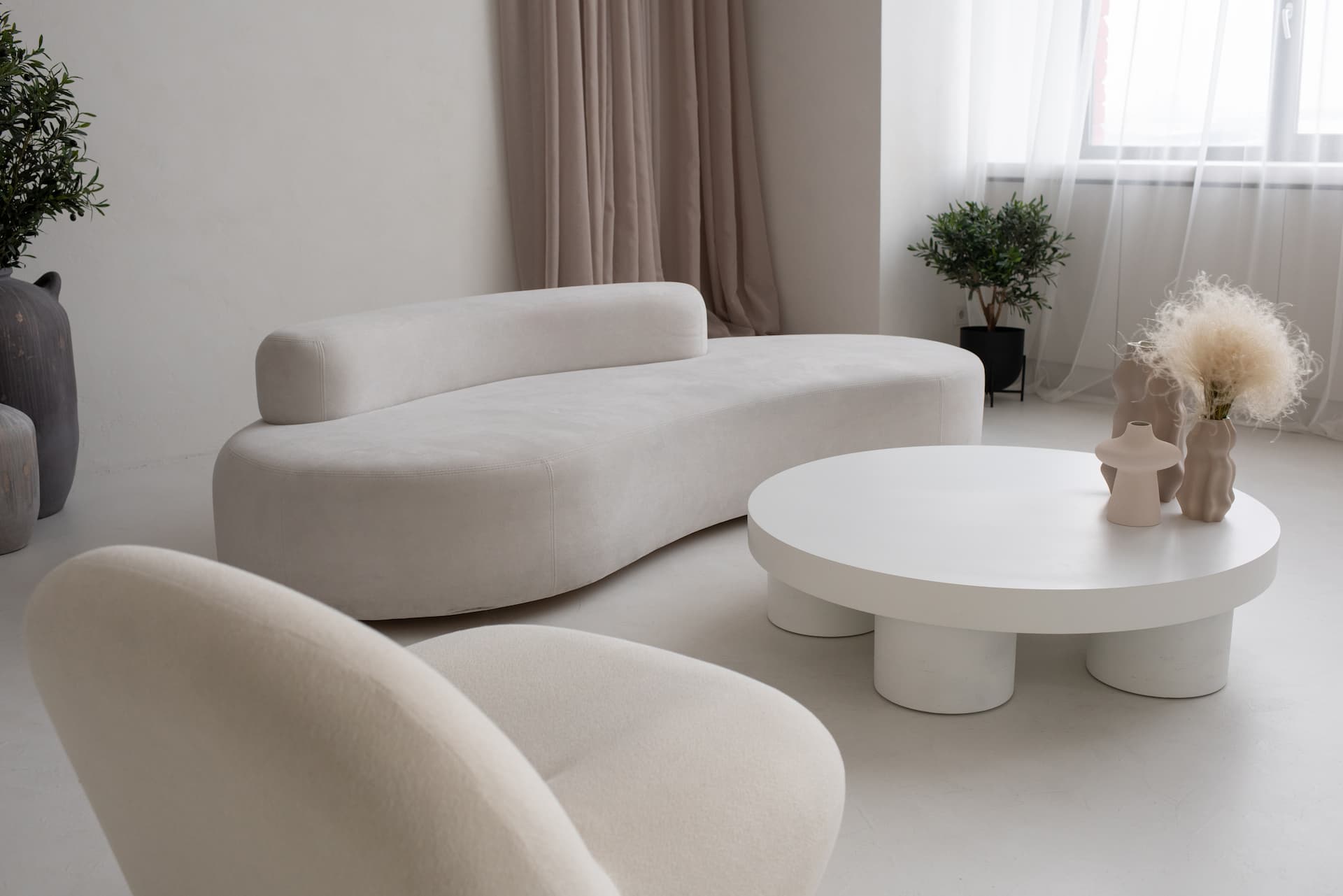grand-salon-canape-confortable-blanc-fauteuil (1)