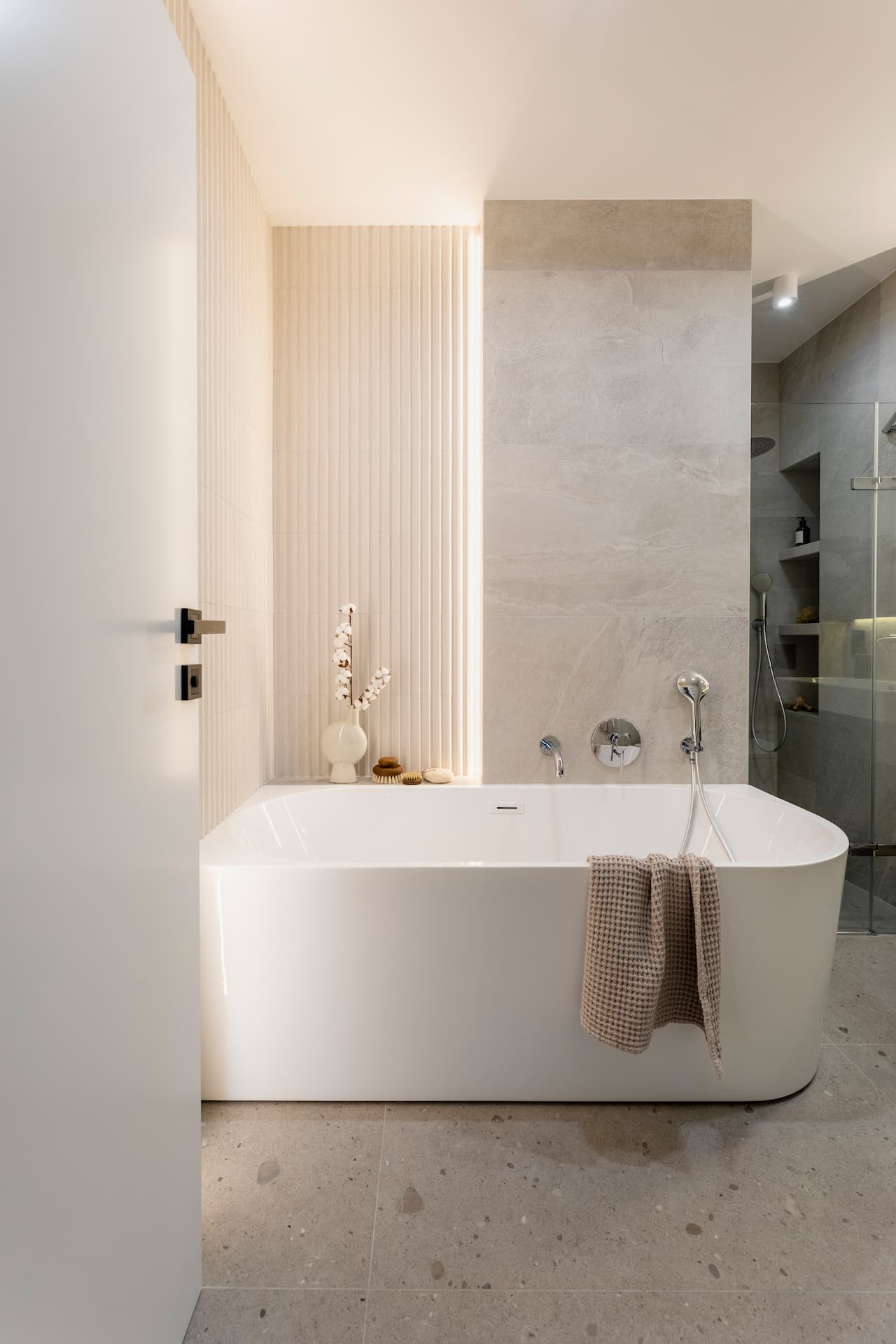 modern-bright-bathroom-with-lamella-wall-big-white-bath-with-silver-faucet-brown-towel (2) (1)